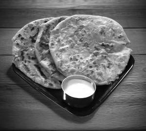Aloo Pyaaz Tandoori Paratha (with curd)