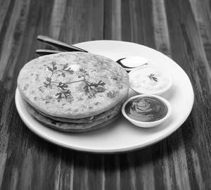 2 Gobi Paratha+Chana Masala+Curd+Pickle