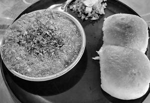Fakkad Misal With 2 Pav