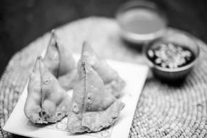 Aloo Samosa (per Pcs)
