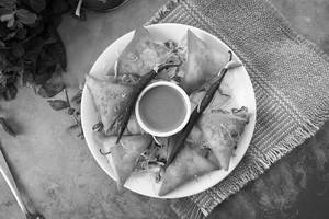 Onion Irani Samosa (2 Pcs)