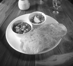 Chole Bhature (2 Pcs)
