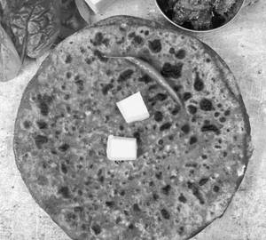 Achar Aloo Yaz Hari Mirch Paratha