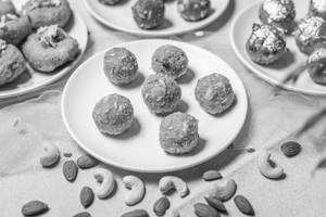 Gond Laddu