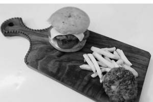 Veg Burger Combo [Serves 2]