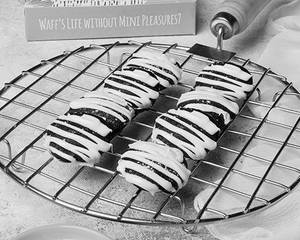 Dark & White Fantasy Mini Pancakes (8 Pieces)