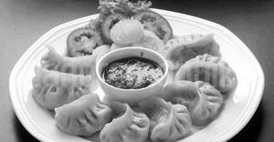 Chicken & Cheese Schezwan Momos (5 Pcs)