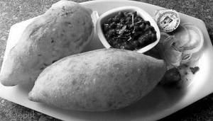 Chole Bhature (2 Pcs)