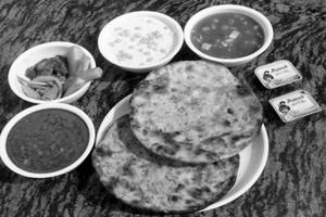 Amritsari Chur Chur Naan Thali [2 Pieces]