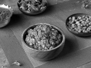 Mutton Keema Masala (Egg And Peas)