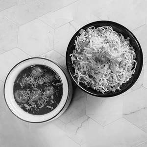 Veg Hakka Noodles Bowl With Manchurian Gravy