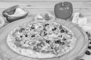 Deluxe Veggie Delight Pizza