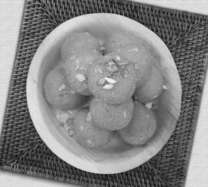 Besan Mewa Laddu (Desi Ghee)