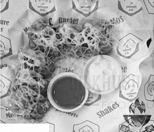 Steamed Chicken Cheese Momos [6 Pieces]