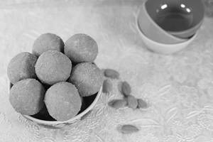 Besan Dryfruits Ladoo ( Vanasspati )