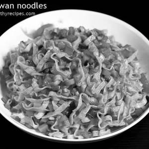 Schezwan Paneer Noodles Medium