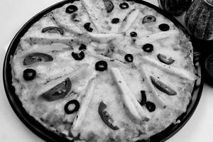 Thyme Grilled Chicken, Jalapeno, Olives Pizza