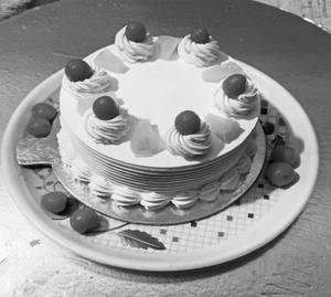 Pineapple Fresh Cream Cake ( 900 Grams )
