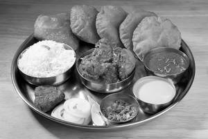 Kombdi Wade Thali