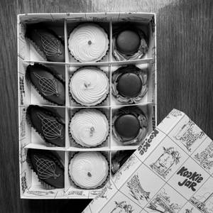 4 Chocolate Boat, 4 Mocha Biscuit, 4 Lemon Tart with Large Travel Pastry Box