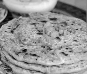Ghee Fry Fool Gobhi Paratha With Mix Pickle 