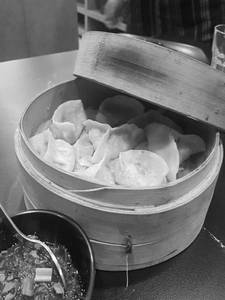 Momos With Red Gravy [6 Pieces]