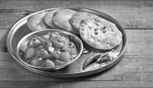 Poori Bhaji Served With Aloo Tamatar Gravy ( 4 Pooris )