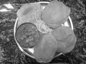 4 Poori With Aloo Sabzi