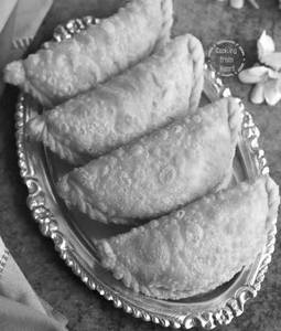 Dryfruit Kajjikayalu [250 Gms]