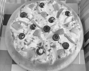 Regular Deluxe Veggie Pizza 