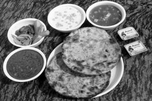 Amritsari Tandoori Kulcha With Chole(1pcs)