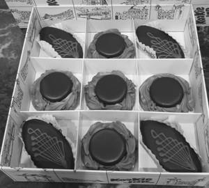5 Pc Mocha Biscuit + 4 Pc Eggless Chocolate Boat +  Travel Pastry Box Small