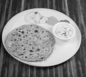 2 Onion Paratha+Chana Masala+Curd+Pickle