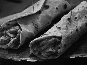 Chicken keema roll with egg