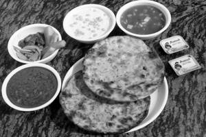 Amritsari Tandoori Kulcha With Chole(2pcs)
