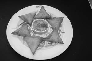 Veg Samosa Plate (6 Pieces)