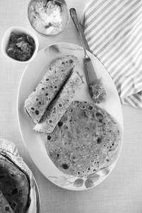Methi Thepla With Chutney