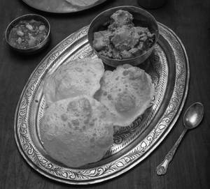 Luchi With Dum Aloo (4 Pcs)