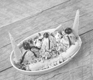 Banana Split Ice Cream ( Special Sundae )