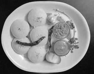 Idley(5 Nos),Samber With Chutney (Nariyal )