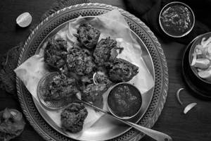 PYAZ PALAK DE PAKODE