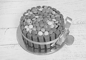 Kit Kat With Gems Cake [1 Pound]