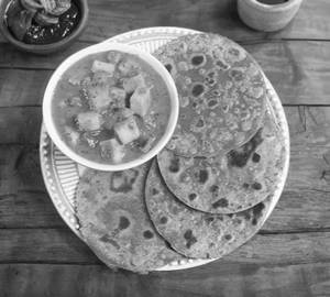 4 Chapathi With Butter Paneer Masala