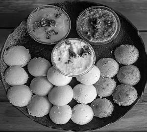 Mini idli [18 pieces] Served with Chutney and Sambhar
