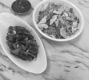 Chicken Chilli 7 Pcs + Chicken Hakka Noodles (650 Ml)
