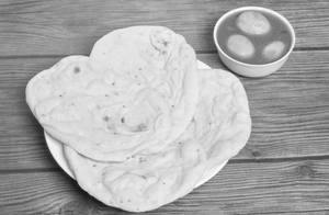 Egg Curry With 4pcs Tandoori Roti