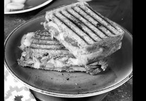 whole wheat Grilled Paneer Onion Sandwich     ( 1 Plate)