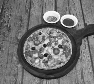 Chilli paneer pizza  