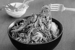 Schezwan Mushroom Noodles Medium
