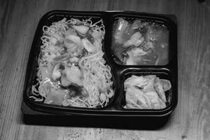 Pan Fried Noodles with Spicy Chilli and Coriander Gravy [Prawn]